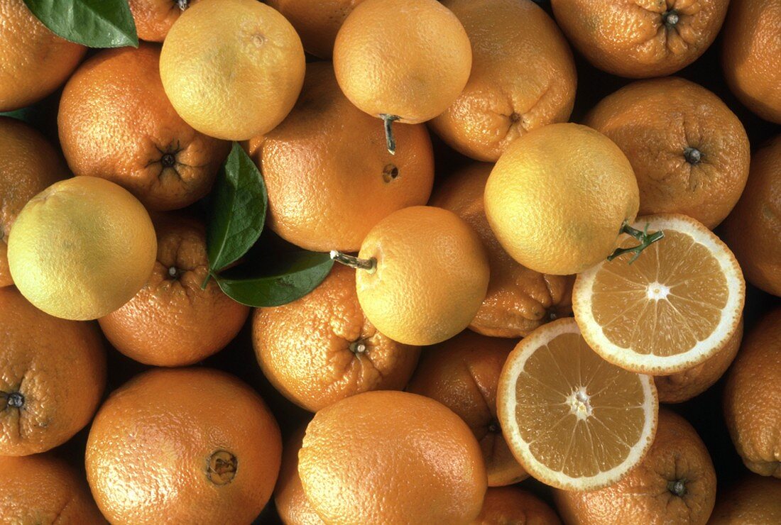 Ganze Orangen & zwei Orangenhälften
