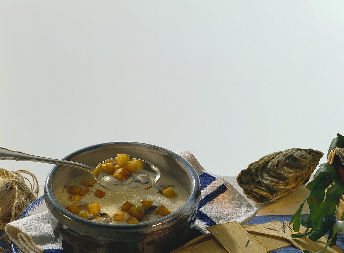 Zwiebelcreme-Süppchen mit Austern & gerösteten Brotwürfeln