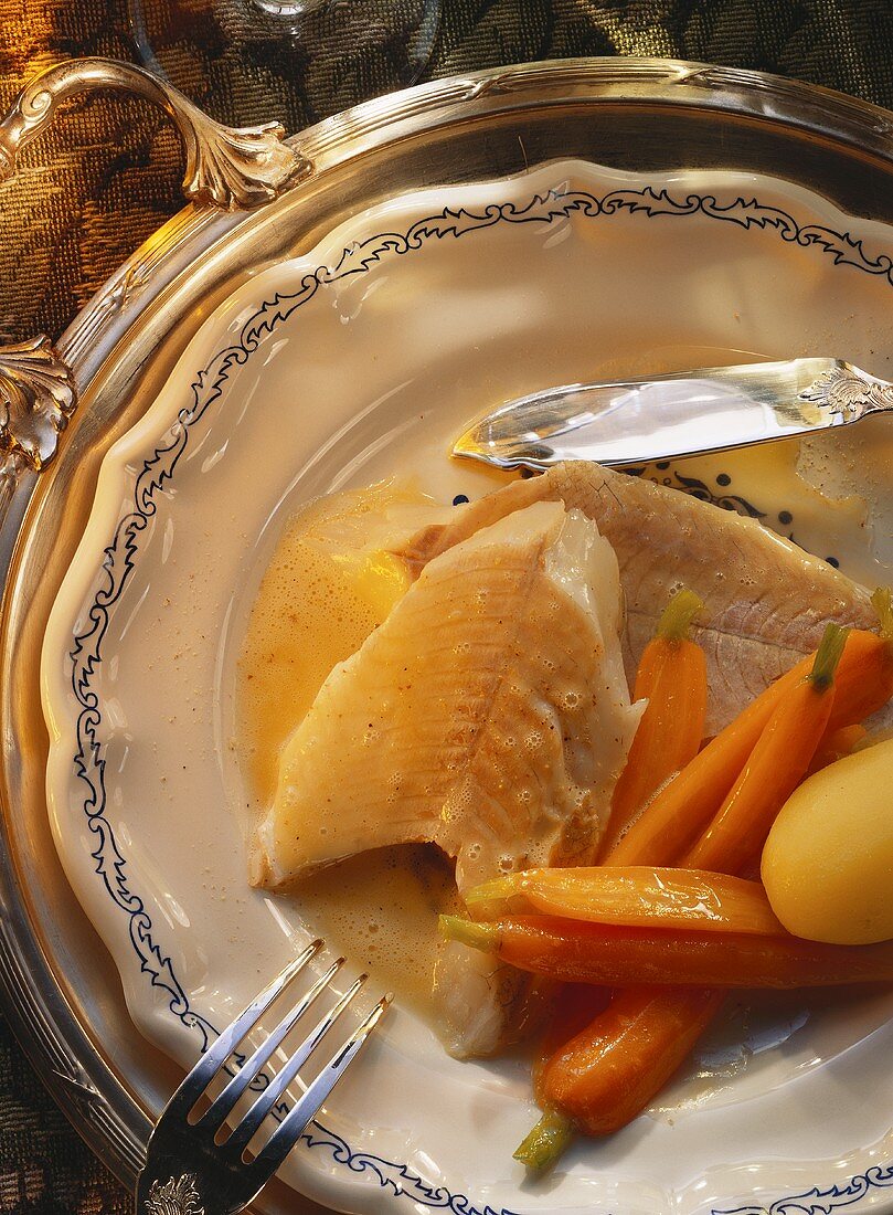 Pike with butter sauce, halved carrots and boiled potatoes