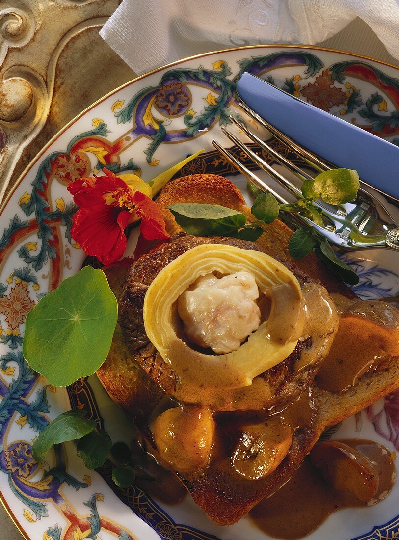 Rinderfilet mit Artischocken; Mark auf Toast mit Kresse