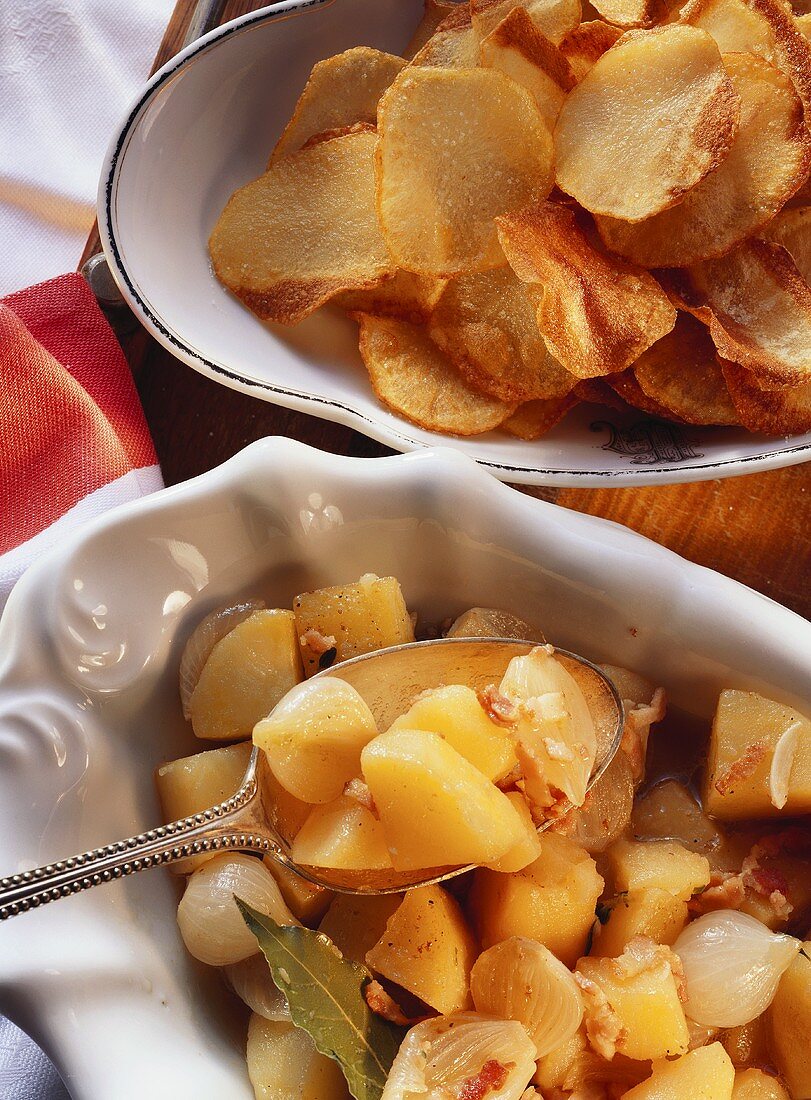 Potato crisps & potatoes with pearl onions, bacon, bay leaf