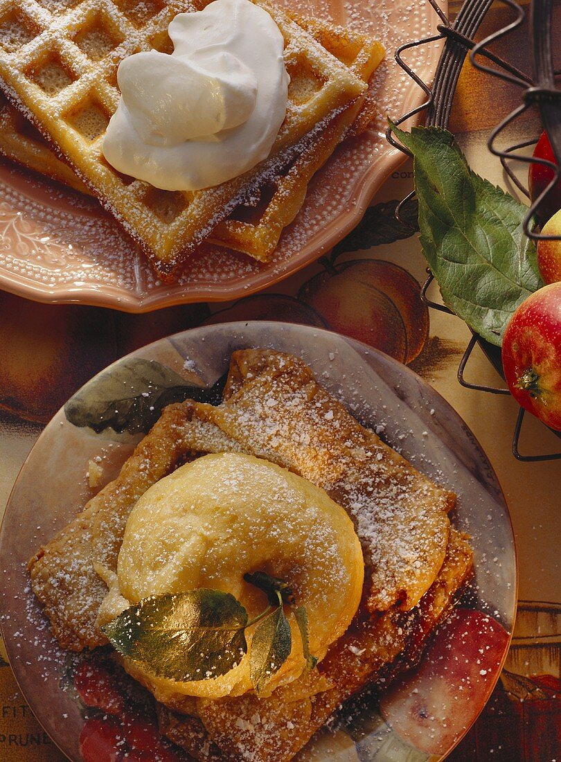 Butterwaffeln mit Vanillesahne & Äpfel im Schlafrock