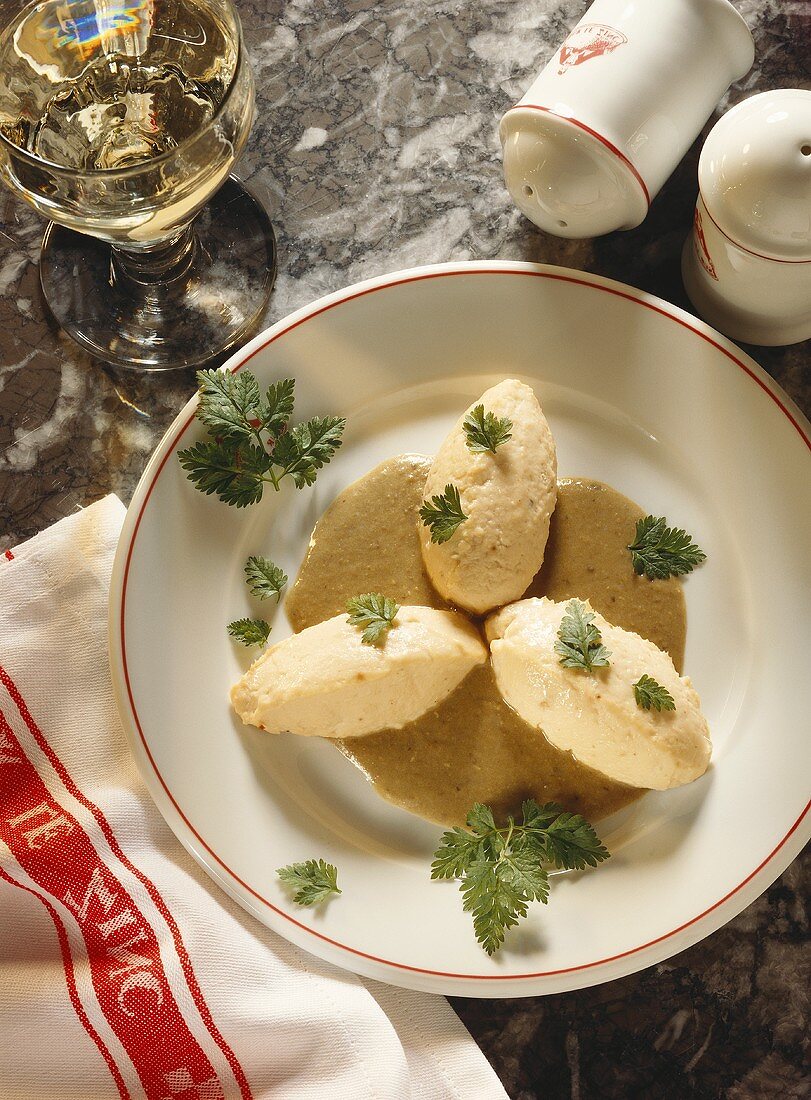 Geflügelklösschen mit grüner Linsencreme, Kerbelblättchen