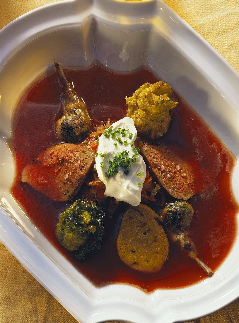 Pot au feu von Bresse-Tauben mit Gänseleber & Gemüse