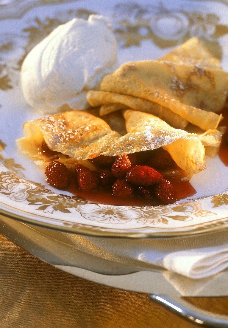 Crepes mit Walderdbeeren, Schlagsahnenocken & Puderzucker