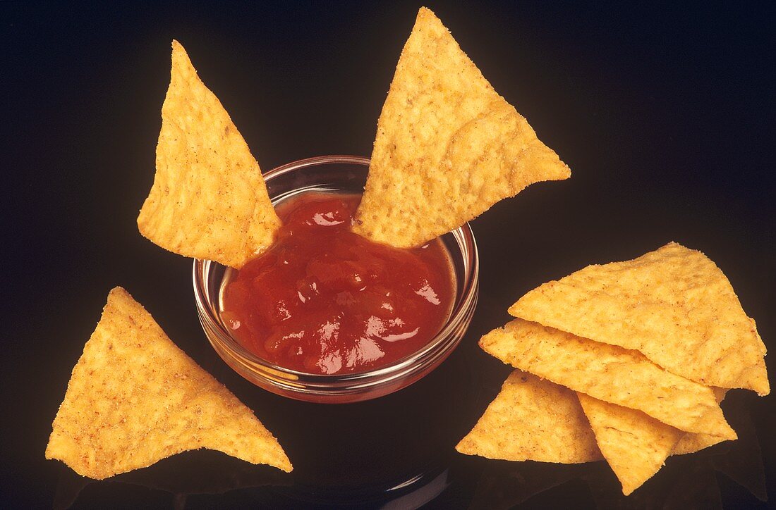 Einige Tortilla-Chips mit Dip