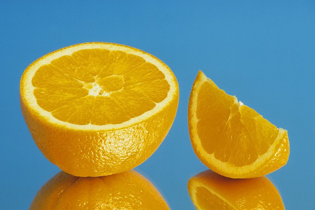 Halbierte Orange & Orangenachtel