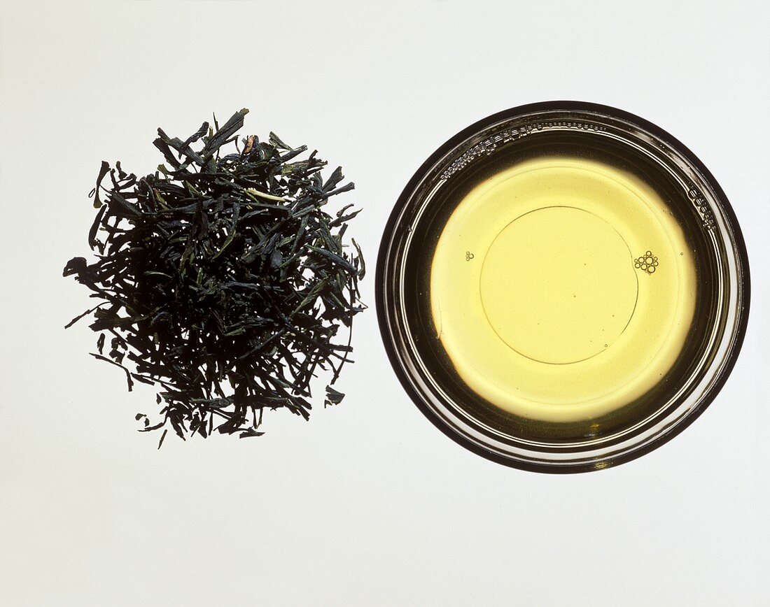 Japanischer Sencha-Tee; Teeblätter & Teeaufguss