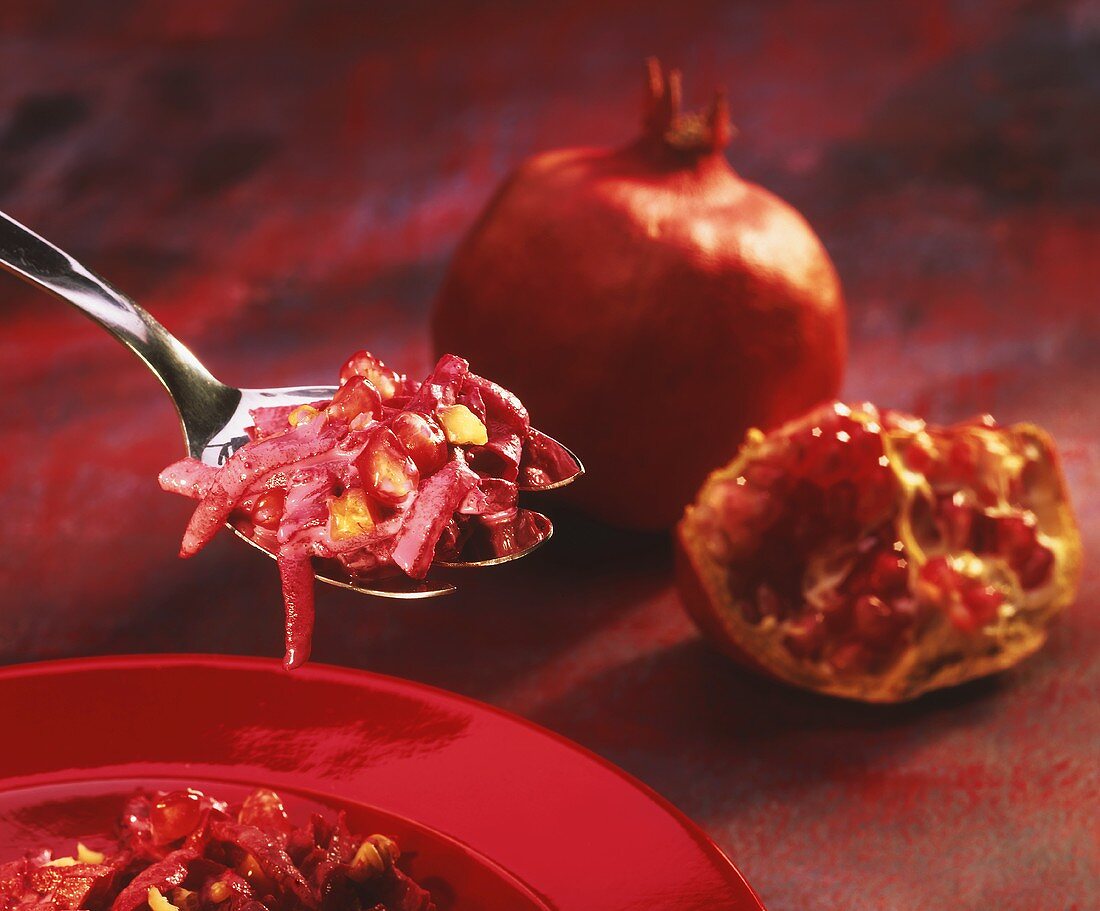 Rote-Bete-Salat mit Granatäpfeln & gehackten Walnusskernen