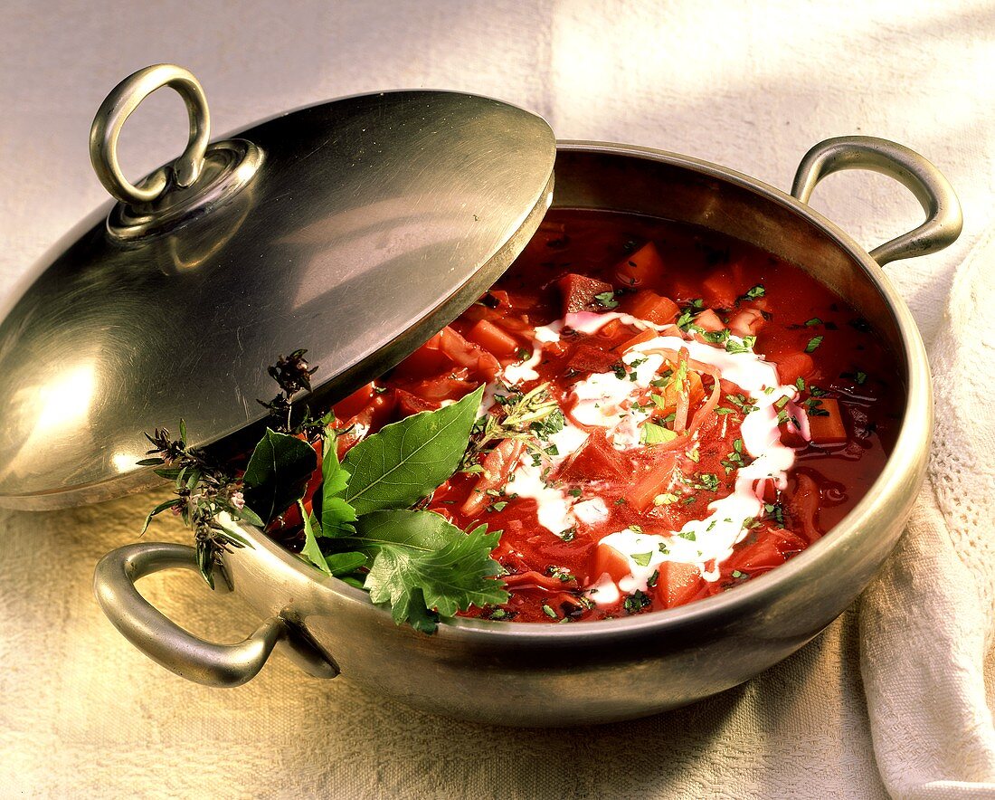 Bortsch with potatoes, herbs and sour cream