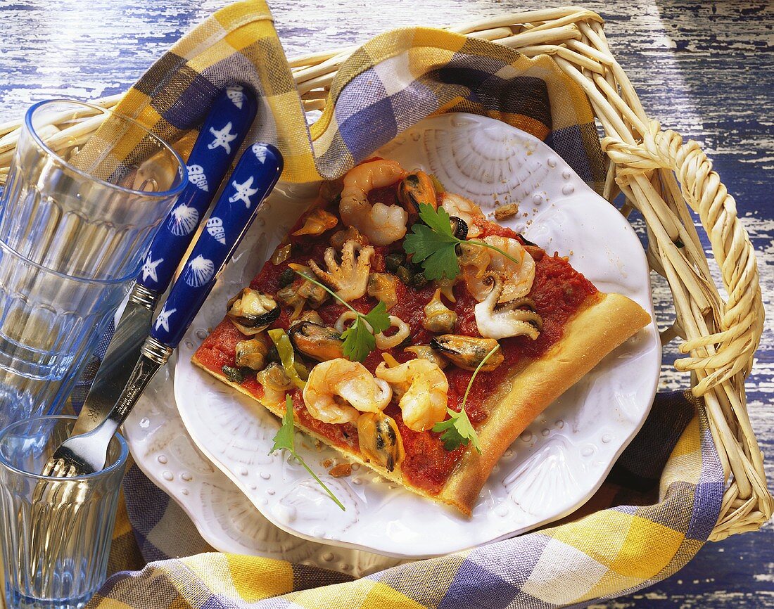 Ein Stück Pizza mit Meeresfrüchten, Tomaten & Petersilie