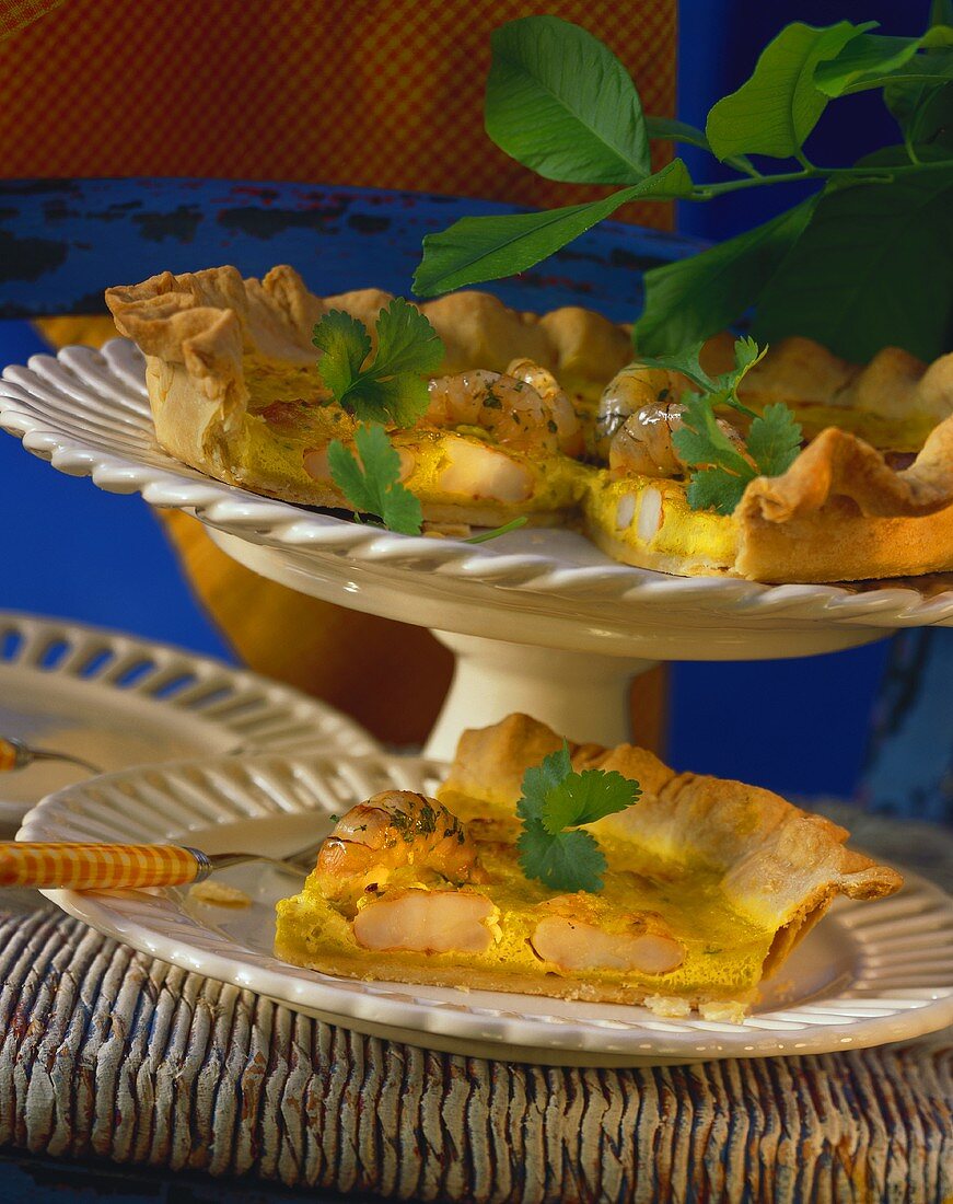 Garnelenquiche mit Currysahne & Petersilienblättchen
