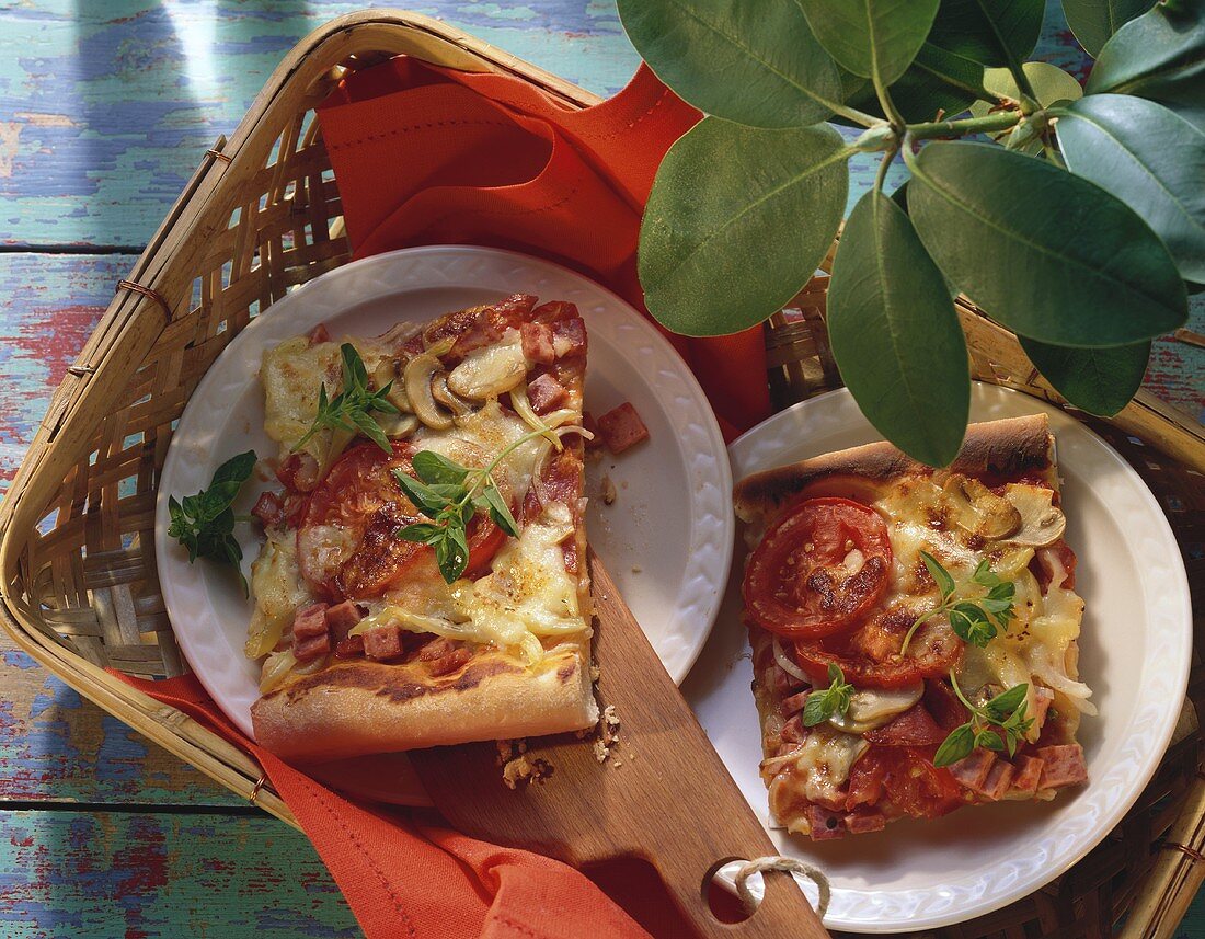 Bunte Familienpizza mit Tomaten, Wurst, Champignons & Oregano