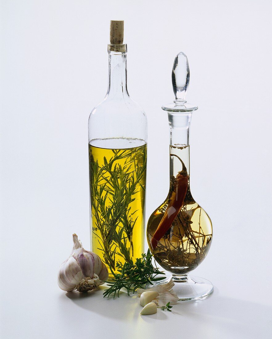 Eine Flasche Olivenöl mit Rosmarin & Flasche Kräuteressig