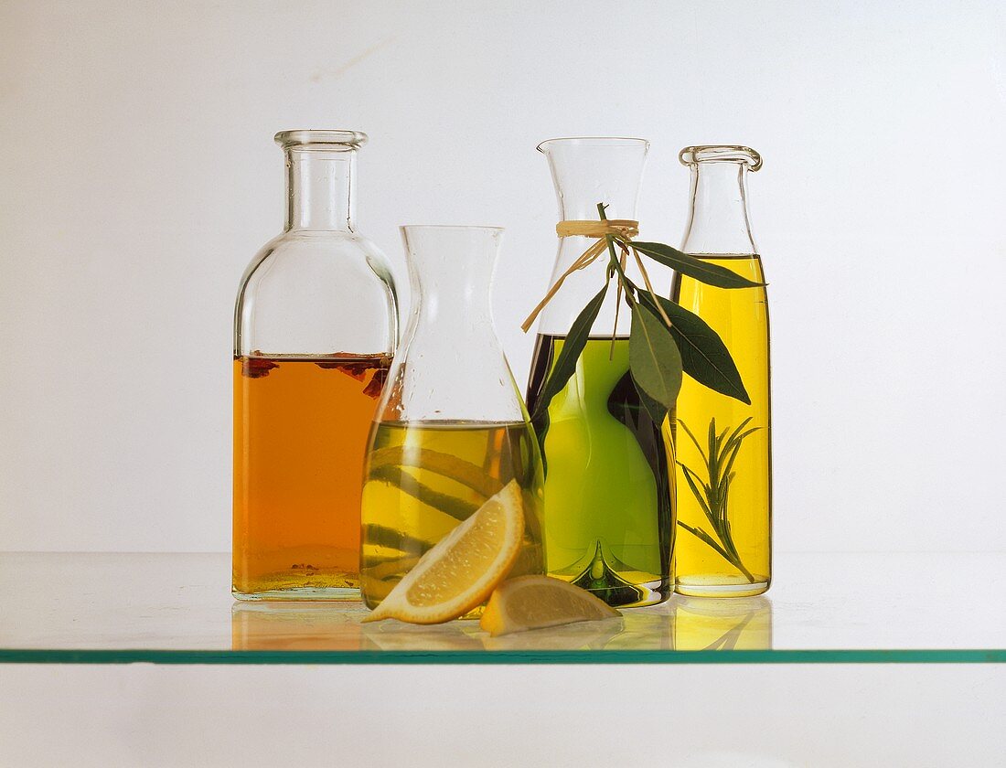 Ölflaschen: Chiliöl, Zitronenöl, Kräuteröl, Rosmarinöl