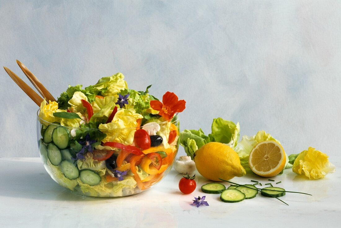 Gemischter Blattsalat mit Blüten in Salatschüssel
