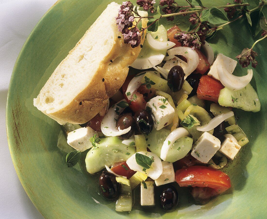 Griechischer Bauernsalat mit Schafskäse, Oregano & Weißbrot