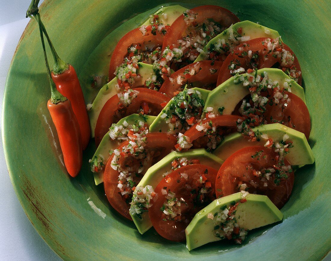 Avocado-Tomaten-Salat mit Paprika-Zwiebelwürfeln & Koriander