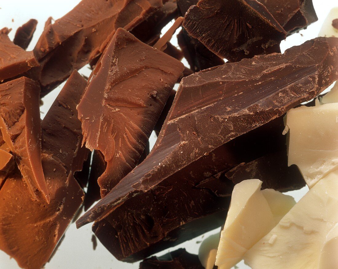 Schokoladenstücke (dunkel- & hellbraune & weiße Schokolade)