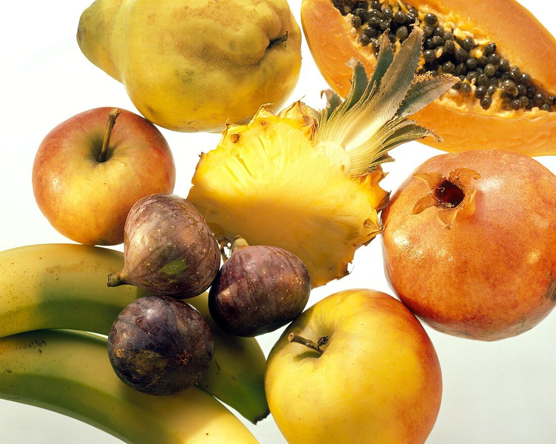 Verschiedene exotische Früchte & zwei Äpfel