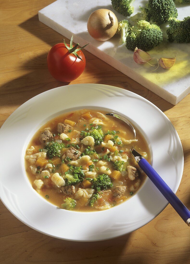 Lamm-Gemüse-Suppe mit Spätzle & Schnittlauchröllchen