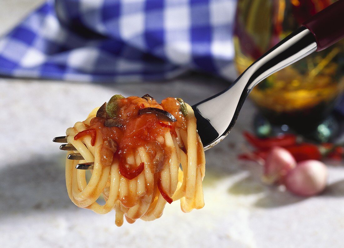 Spaghetti alla puttanesca(Nudeln mit Kapern, Tomaten, Oliven)