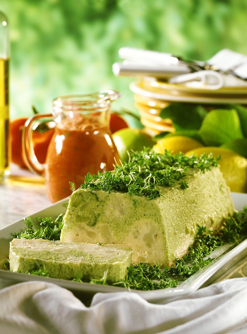 Gemüse-Terrine mit Brokkoli, Blumenkohl & Gartenkresse