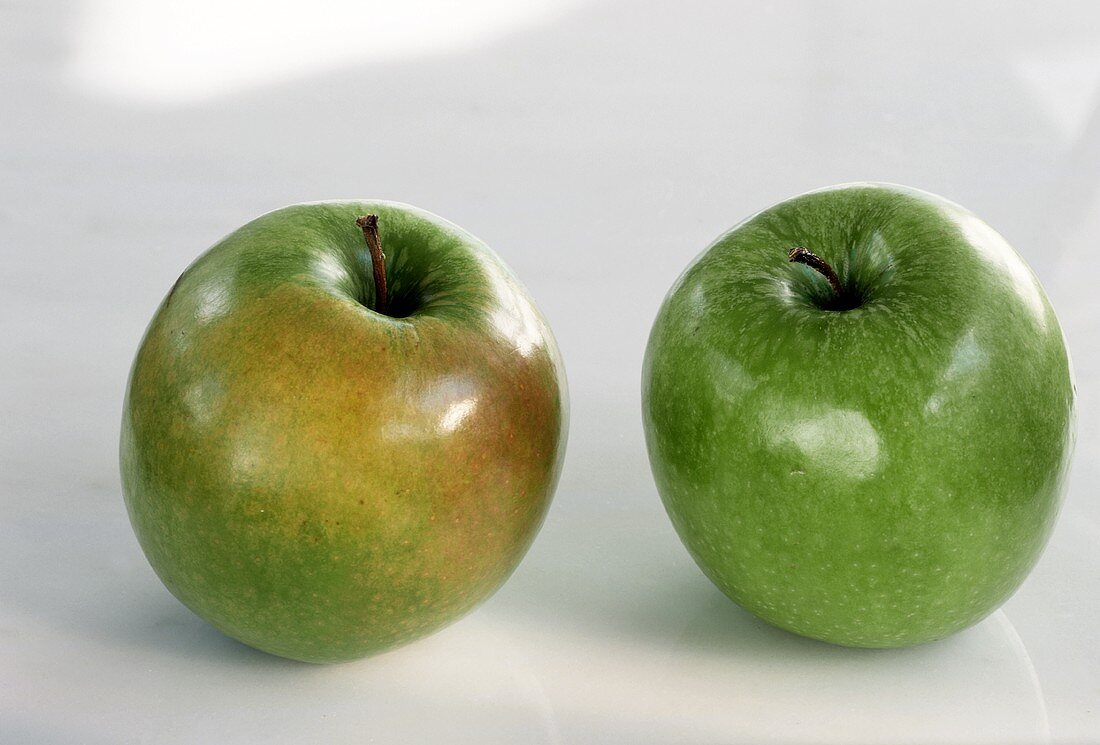 Zwei grüne Äpfel (Granny Smith)
