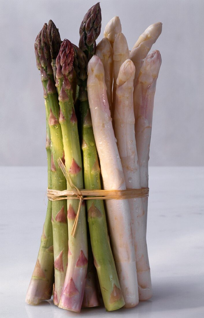 White and green asparagus, in a bundle
