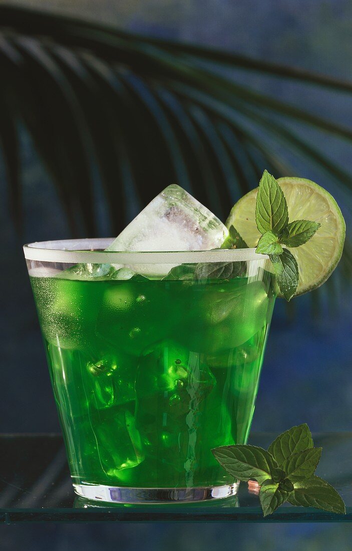Drink: Green Devil mit Gin,Minze,Eiswürfeln & Limettenscheibe