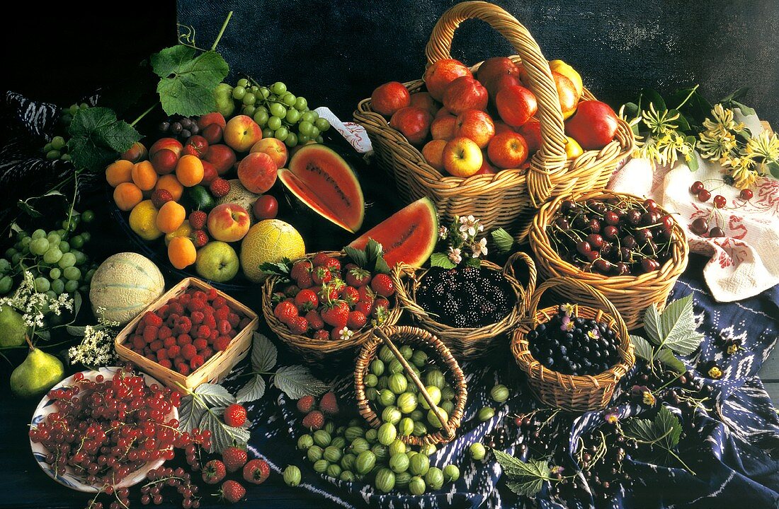 Stillleben mit Beeren, Kirschen & Äpfeln in Körbchen