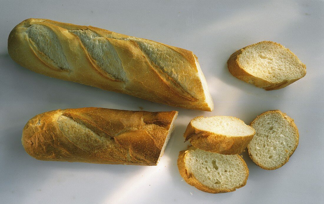 Angeschnittenes Weißbrot & Baguette & Brotscheiben