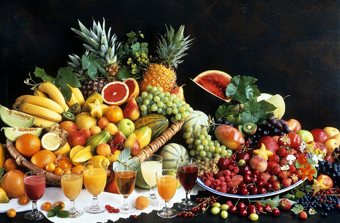 Verschiedene Obst- & Früchtesorten & Gläser mit Obstsäften