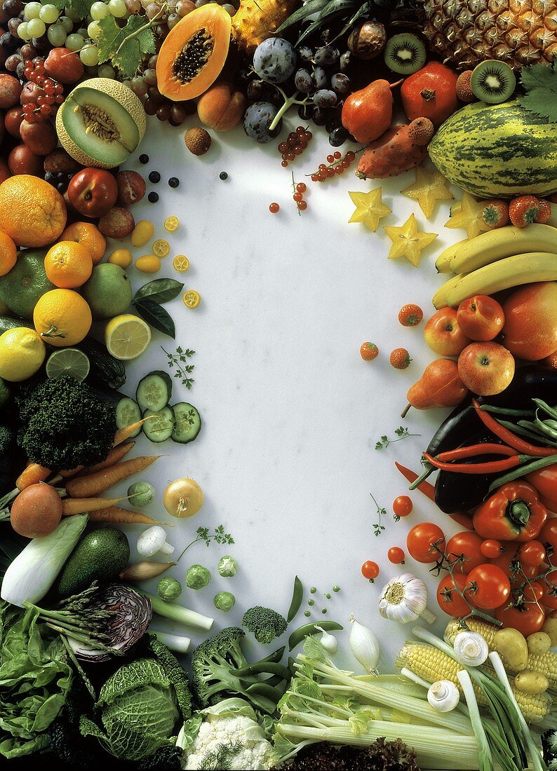 Verschiedenes Gemüse, Obst, Früchte um den Bildrand gruppiert