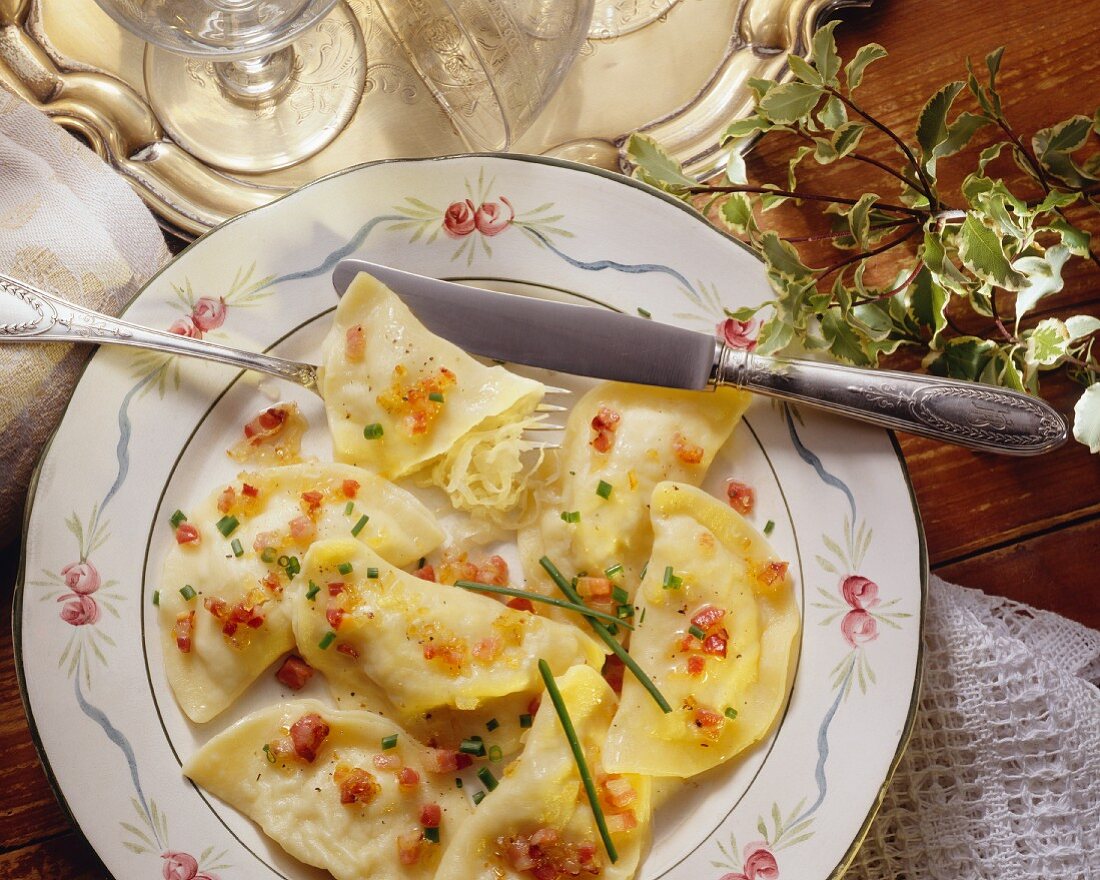 Sauerkraut-Pierogi mit Speckwürfeln & Schnittlauchröllchen