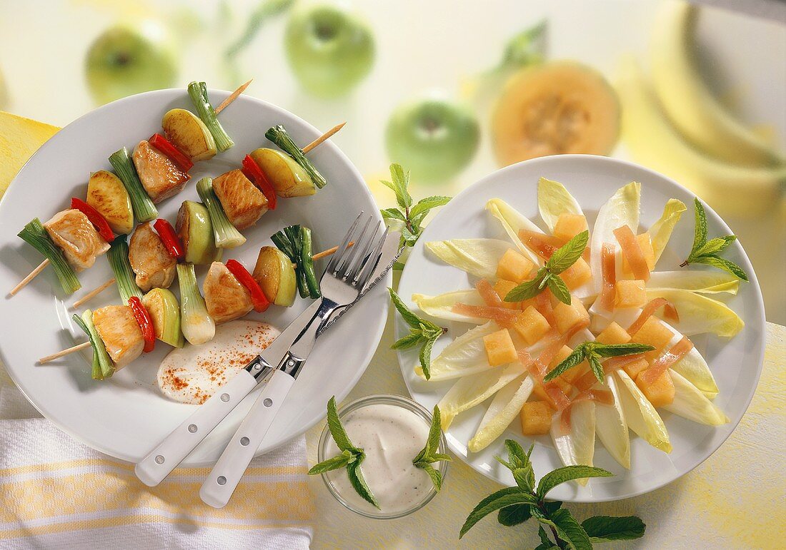 Chicorée-Melonen-Salat; Geflügelspiess mit Gemüse, Äpfeln