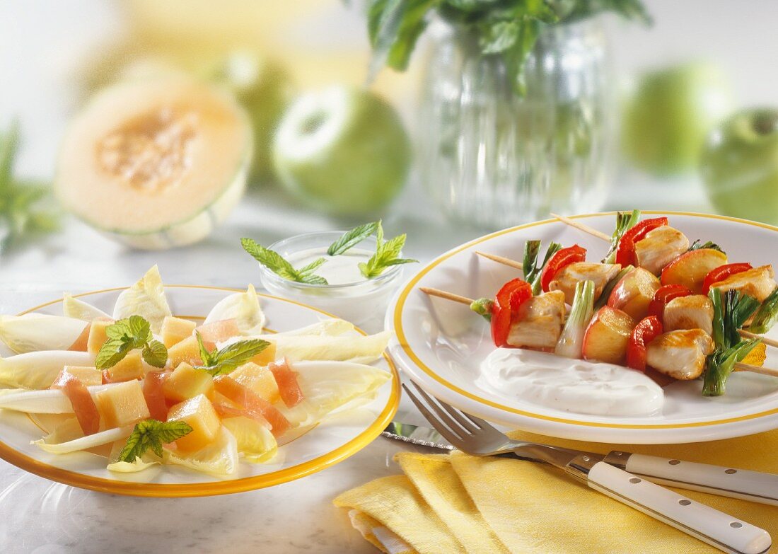 Chicorée-Melonen-Salat; Geflügel-Gemüsespiess mit Apfel & Dip