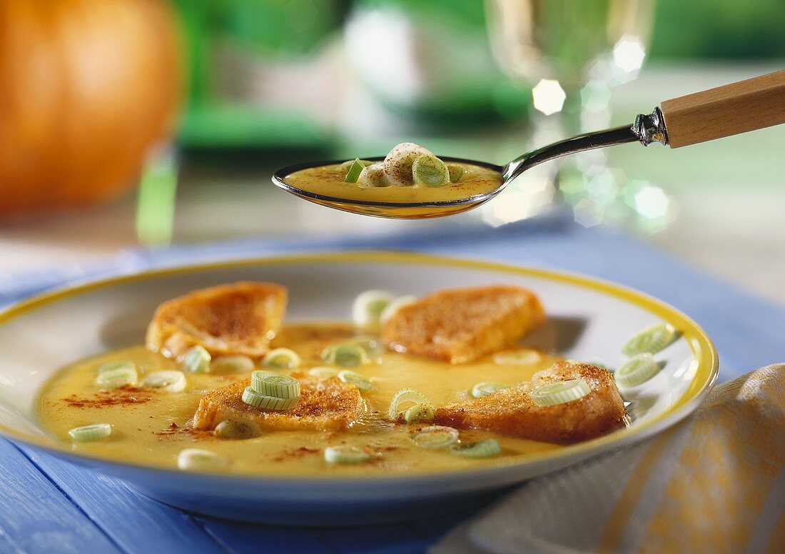 Kürbissuppe mit Zimtbaguettescheiben & Frühlingszwiebeln