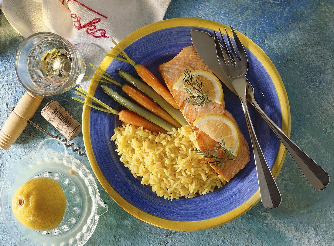 Salmon fillet with rice, carrots and green asparagus