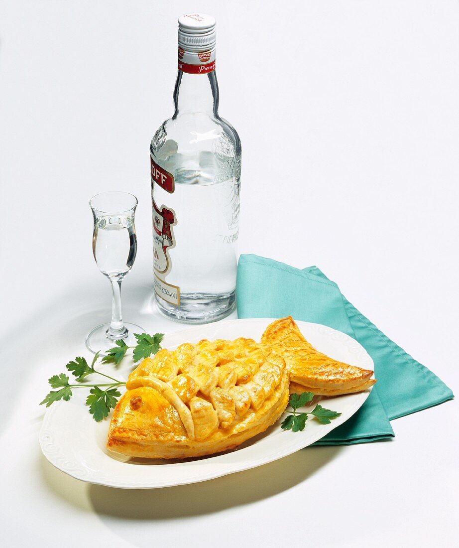 Piroggen (Hefeteigpastete) in Fischform, Flasche & Glas Wodka