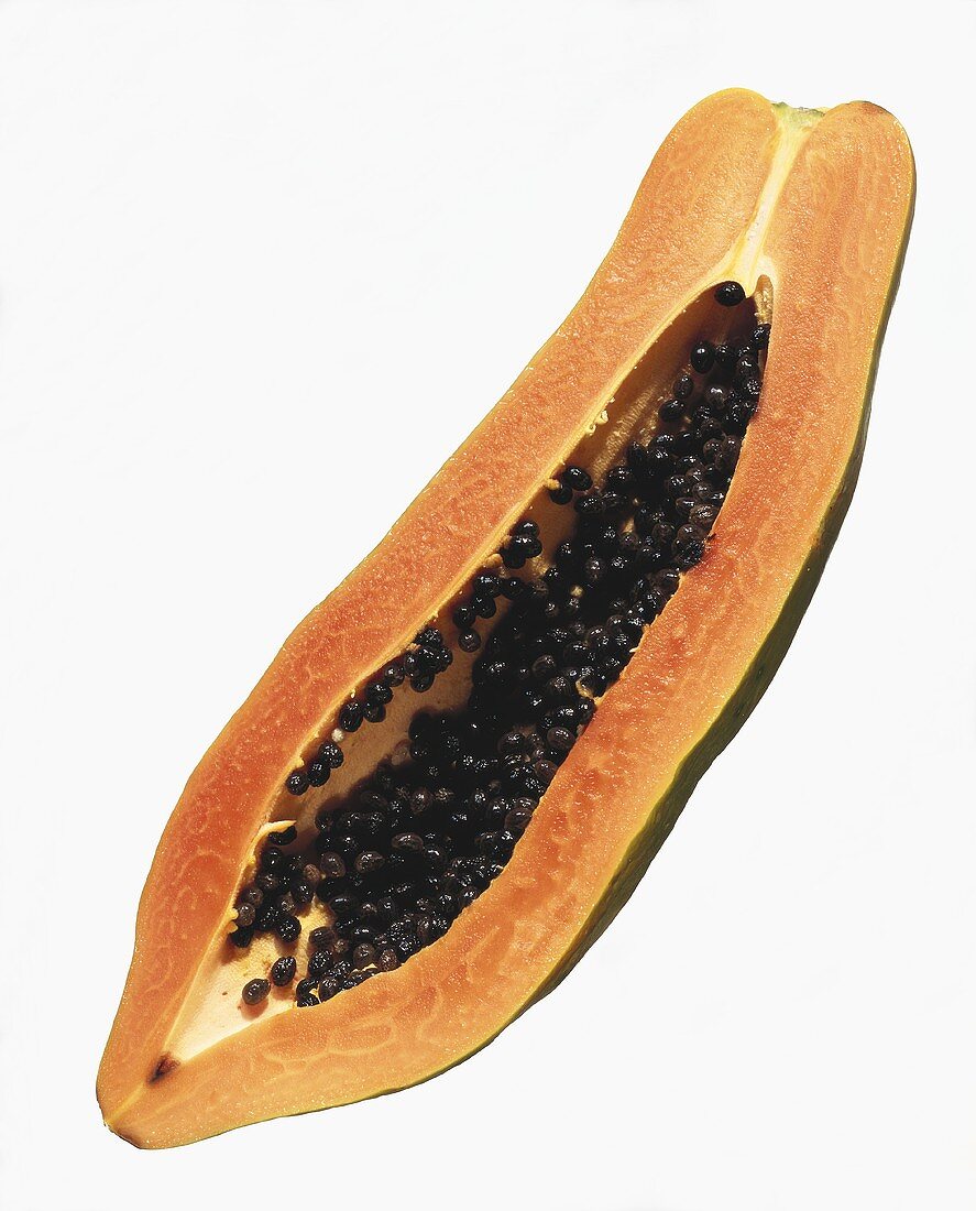 Eine halbierte Papaya mit Kernen