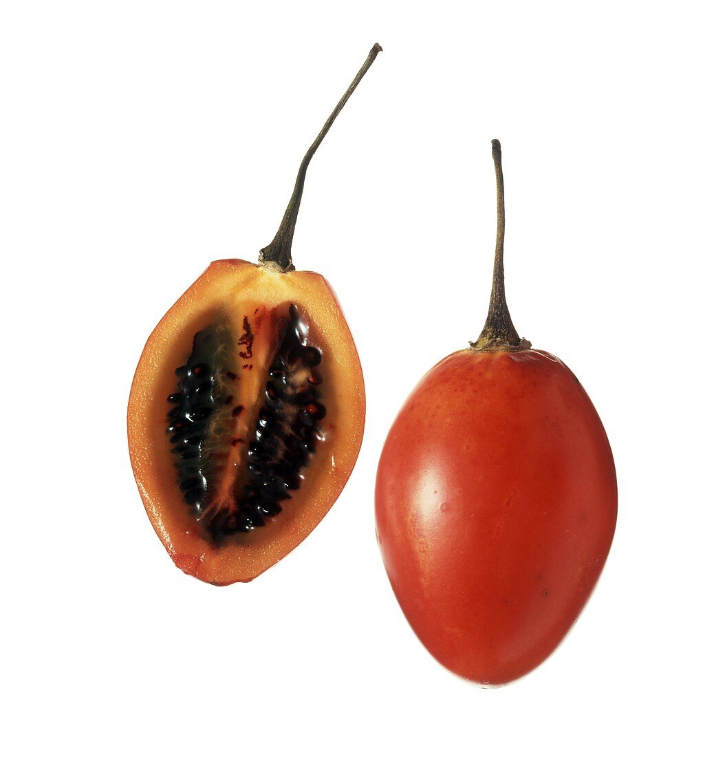 Ganze & halbierte Tamarillo