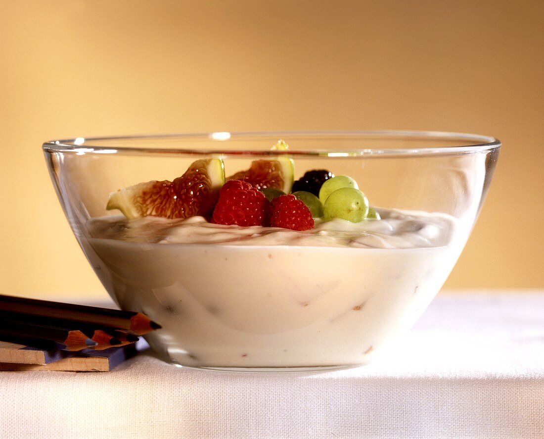 Fruit quark with figs, raspberries and grapes