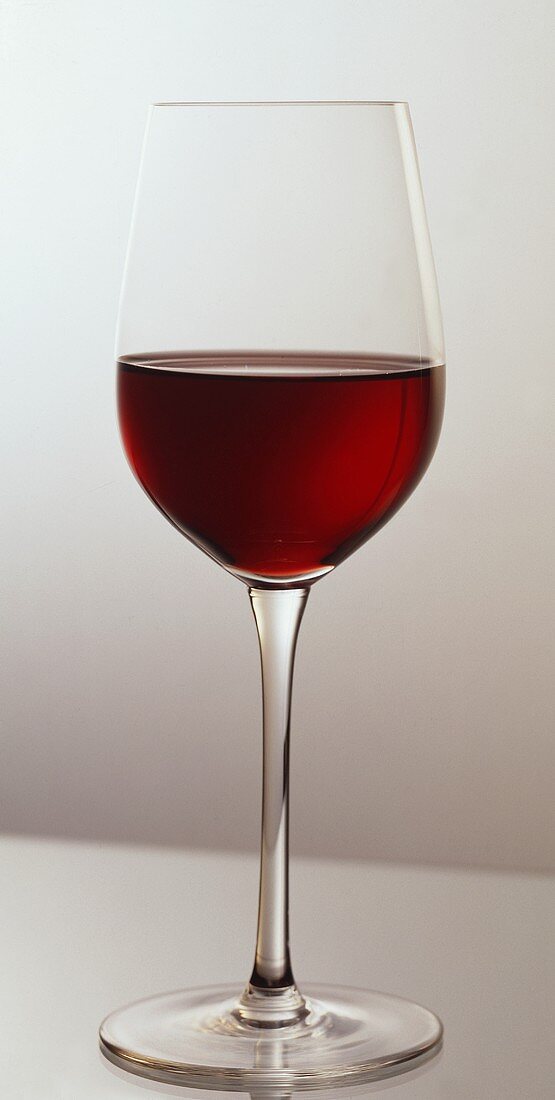 Ein halb gefülltes Glas Rotwein