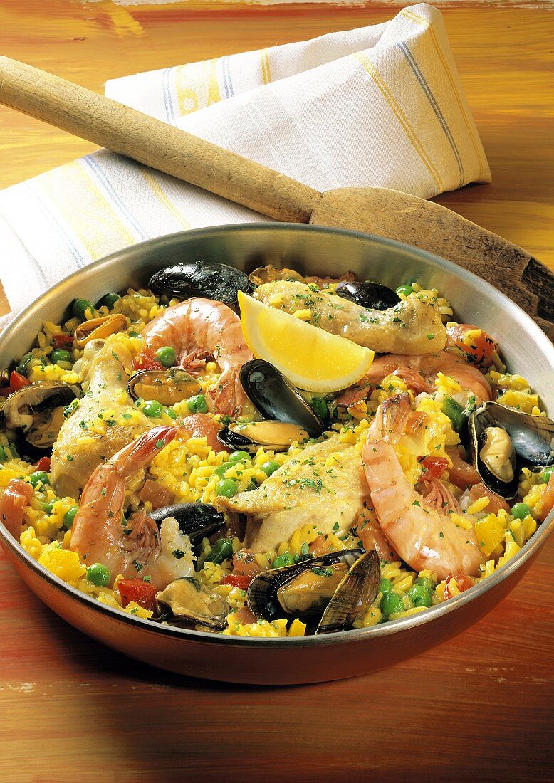 Paella mit Hähnchen, Muscheln & Garnelen