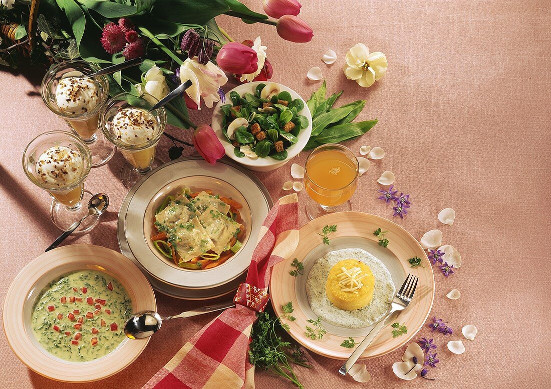 Menü: Kräutersuppe, Feldsalat, Ravioli, Apfelmus, Souffle