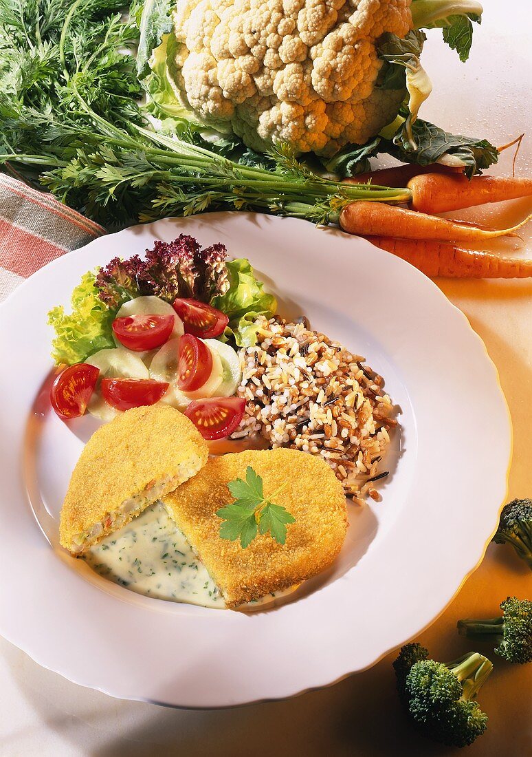 Blumenkohl-Möhren-Bratling mit Kräutersauce, Reis & Salat