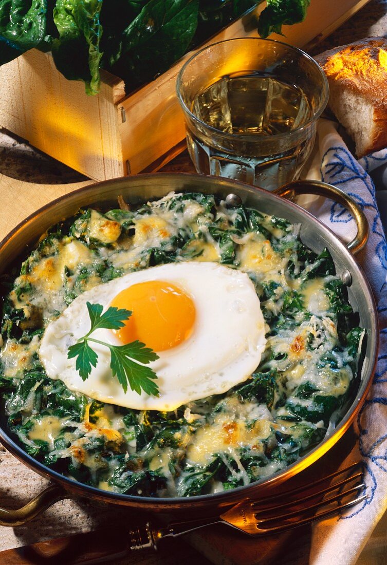 Gratin of spinach with cheese and a fried egg