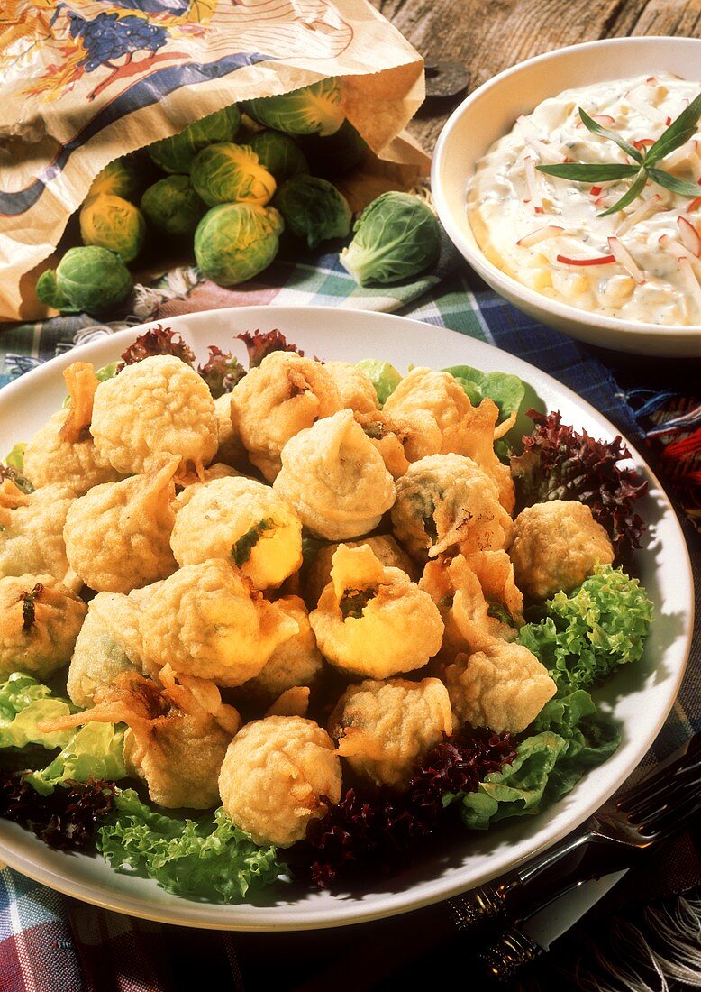 Fritierter Rosenkohl auf Salatblättern mit Gemüse-Joghurt-Dip