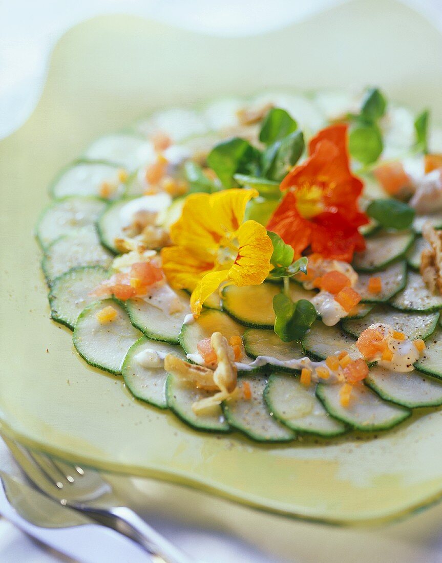 Zucchini mit Kräutercreme & Kapuzinerkresse auf Teller